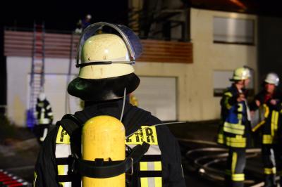 Balkonbrand setzt Dachstuhl in Brand: Bewohner konnten sich selbststaendig retten in Ingersheim